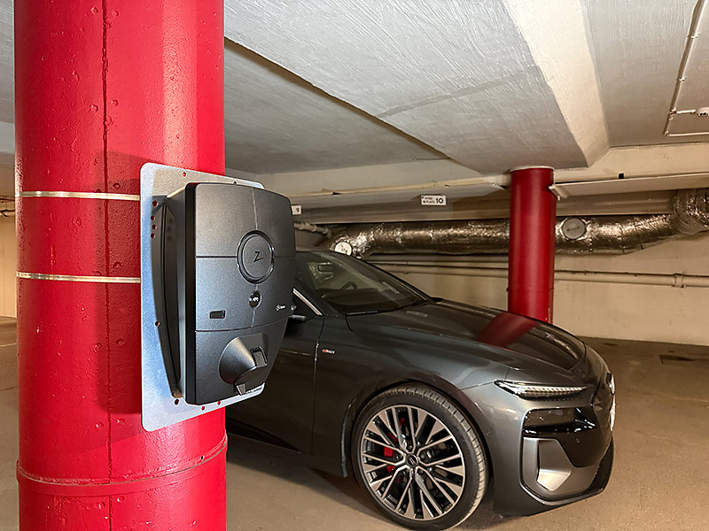 Laddbox som fästs med Band-IT-band utan att borra och skruva i betongpelaren.